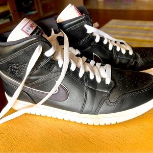 Men’s Air Jordan 1 mid black top/white sole